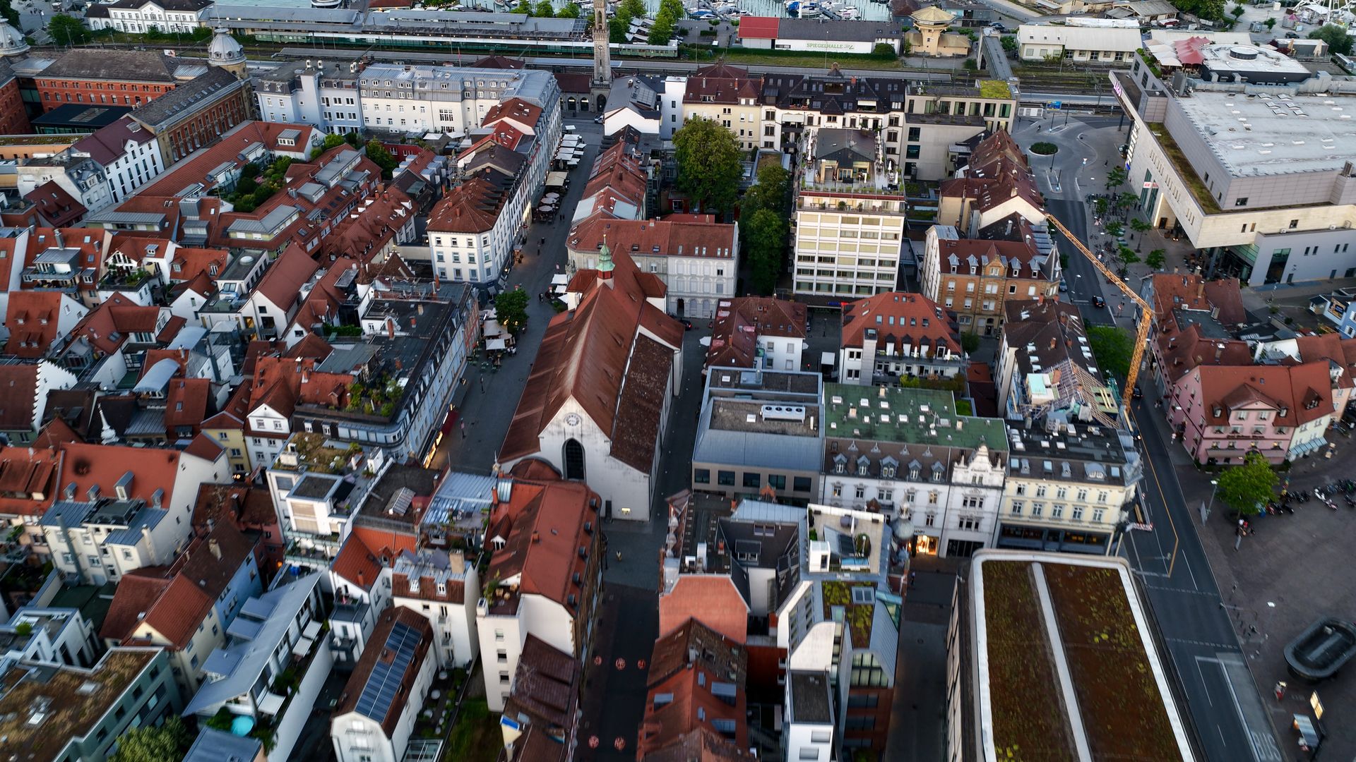 Drohnenperspektive auf das Praxisgebäude in der Konstanzer Altstadt