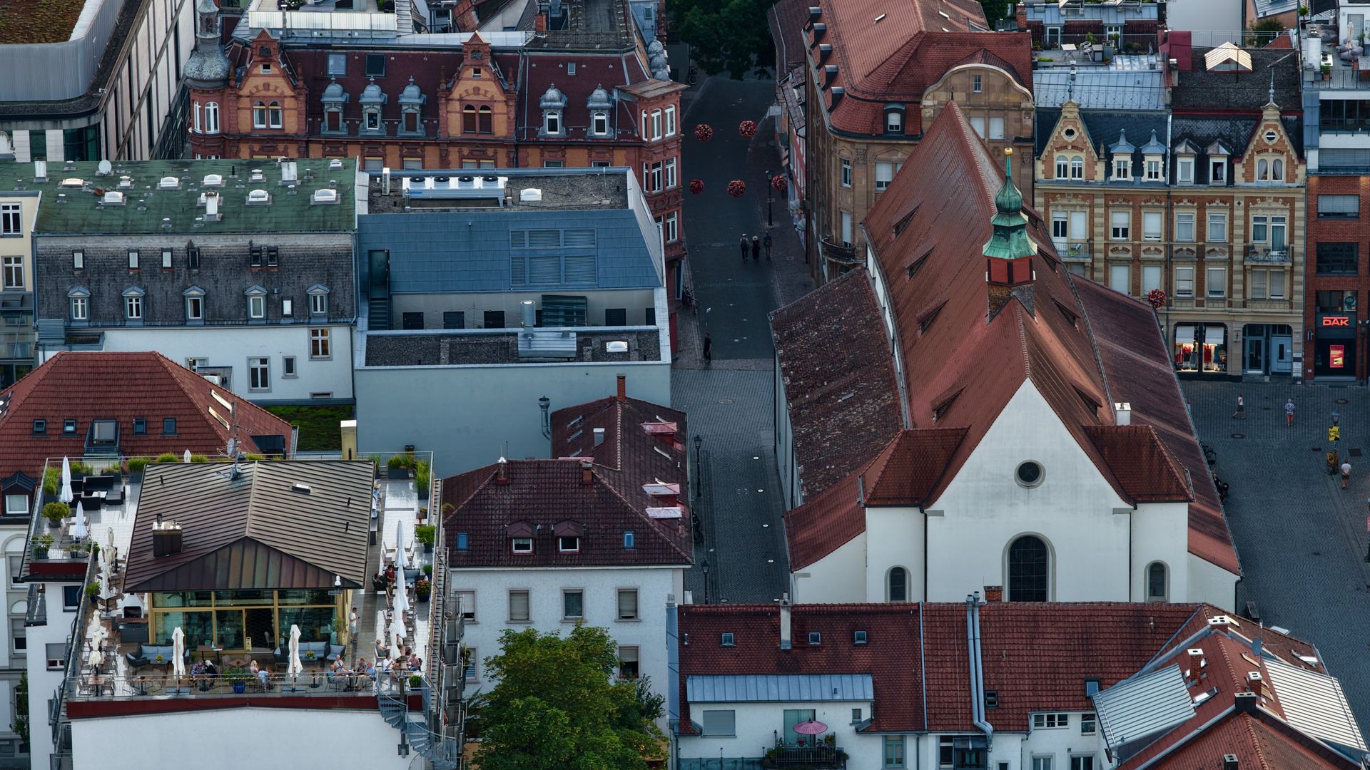 Luftaufnahme des Standorts mit umliegender Altstadt