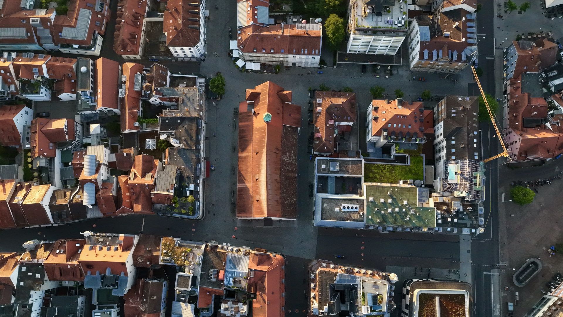 Drohnenperspektive über den Dächern von Konstanz