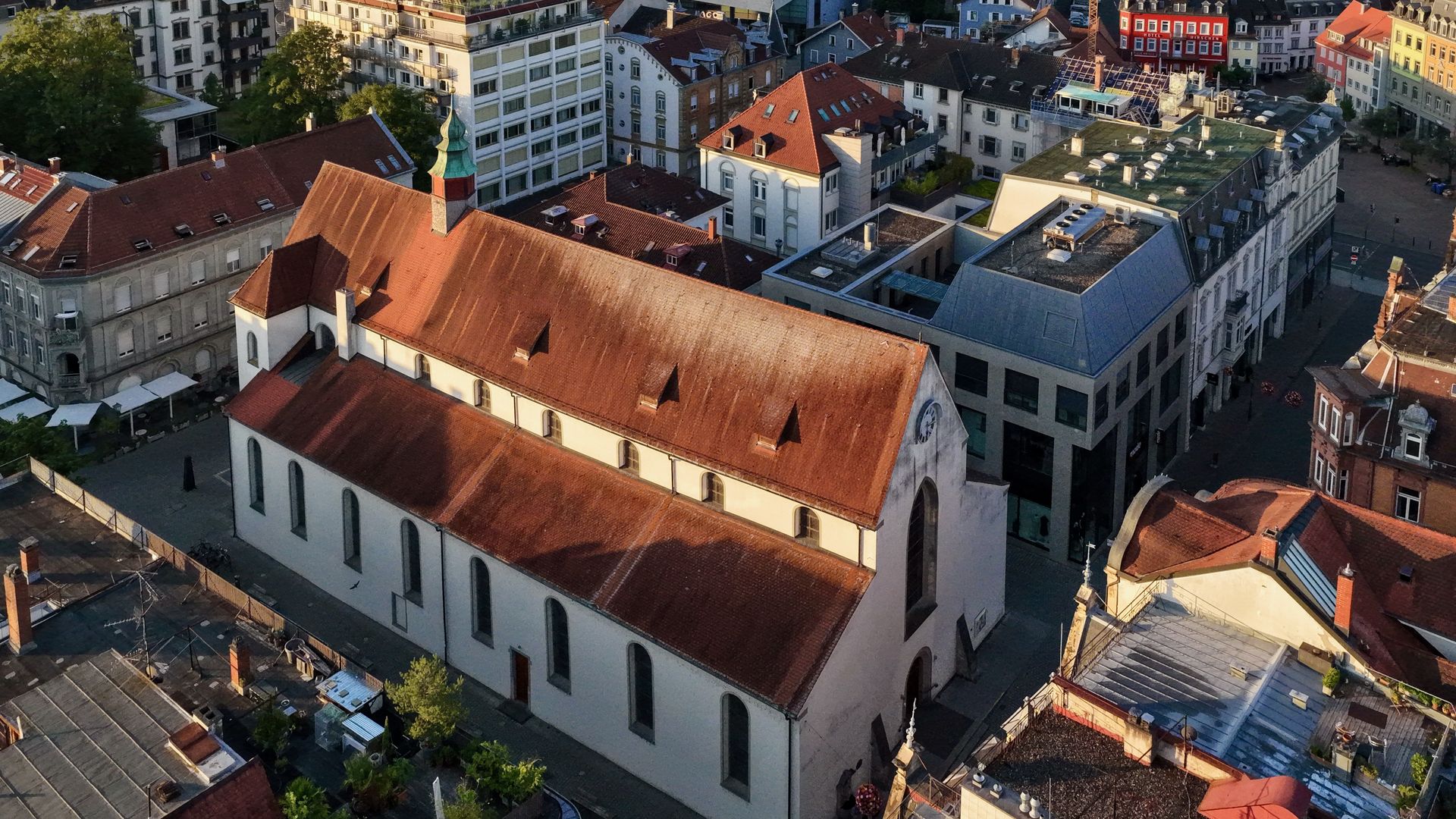 Weite Luftaufnahme des Standorts am Bodensee