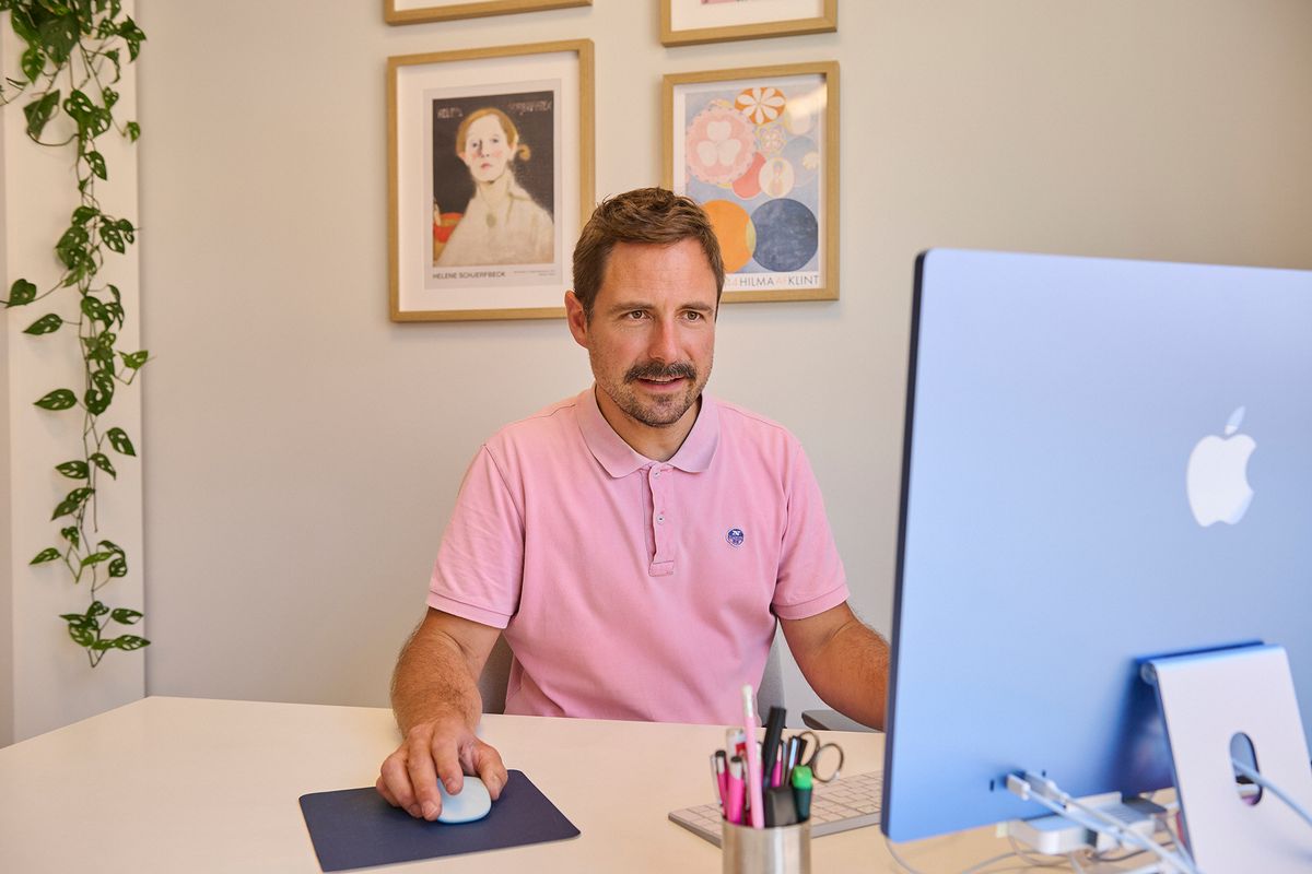 Jan Otte, Gründer von GYNFLUENCE, am Arbeitsplatz