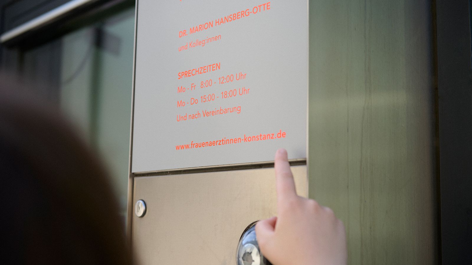 Moderne, helle Frauenarztpraxis – Wartebereich
