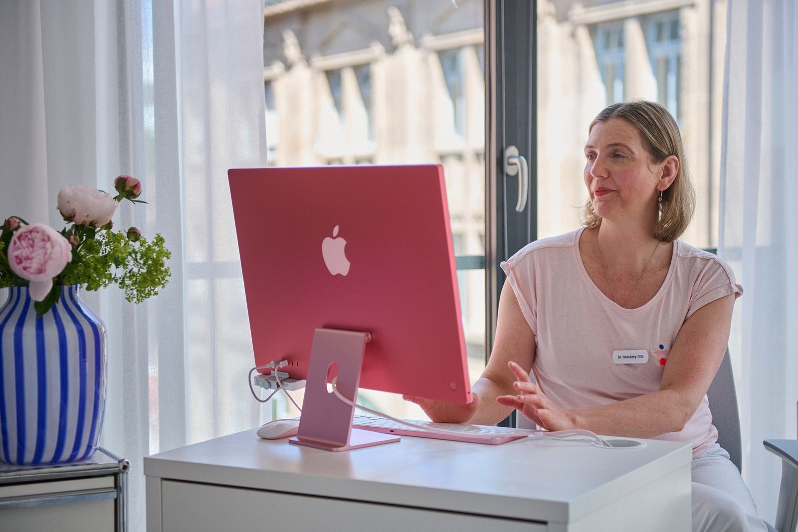 Ärztin am iMac im Sprechzimmer