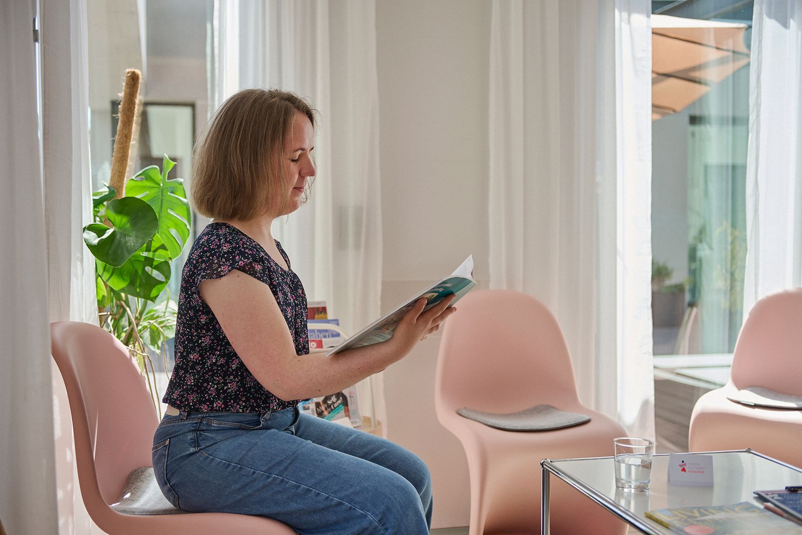 Heller Wartebereich mit Sitzgelegenheiten
