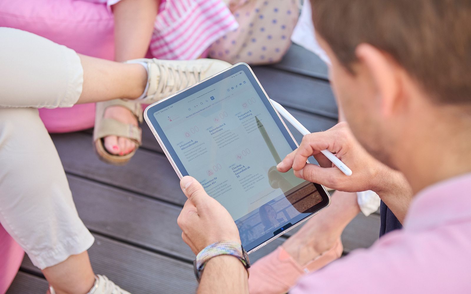 Die Praxis-Website wird am iPad besprochen